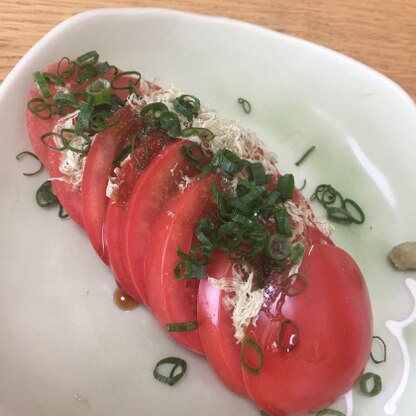 トマトが大好物で毎日食べるのですが、これは新感覚でした！とろろ昆布とトマトの旨味が絶妙でお箸が止まりません。絶対また作ります！